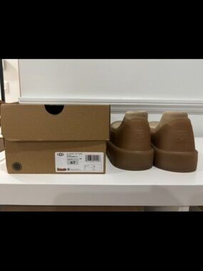 UGG Chestnut Slip-On boot Guard size 6US women/7 US men